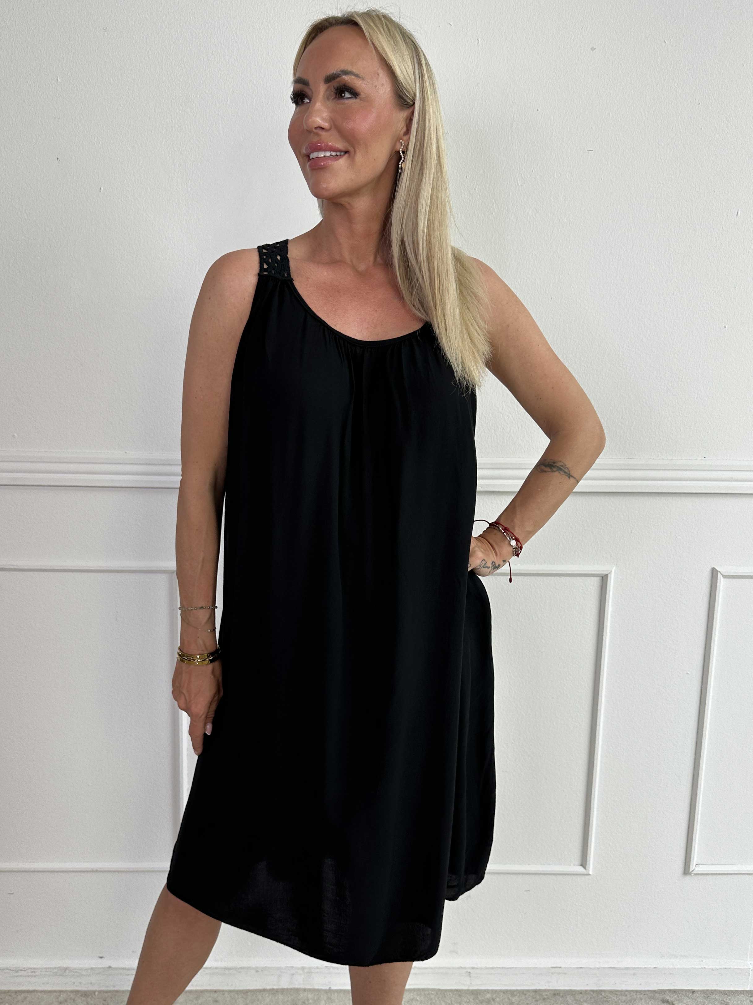 Medea - Simpel sommerkjole i viskose med broderet ryg